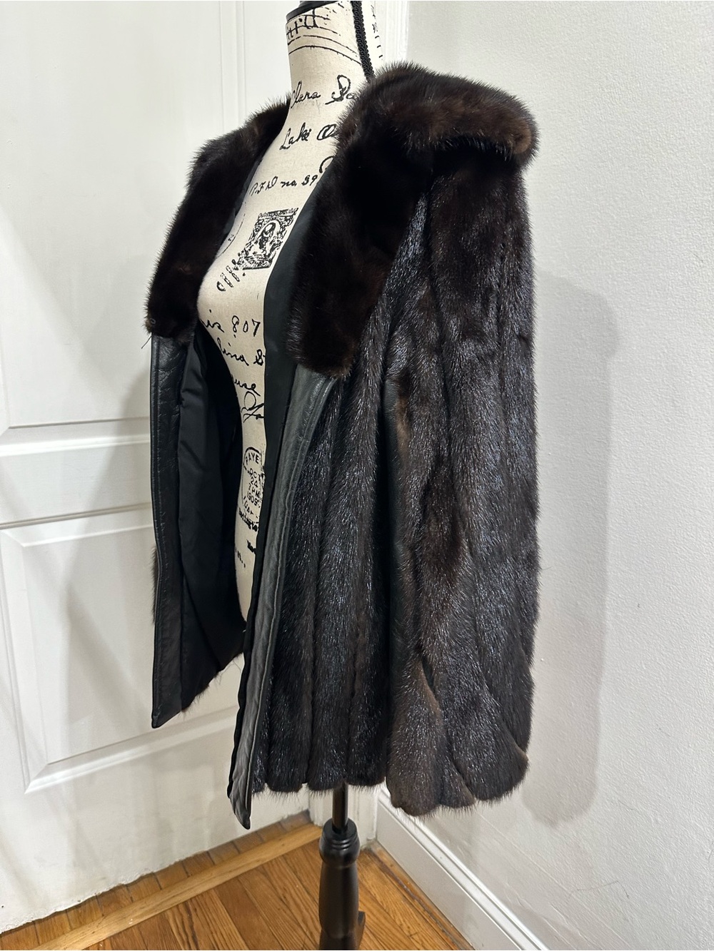 Women's Dark Brown Mink Fur Coat - Luxurious Outerwear - Picture 9 of 9
